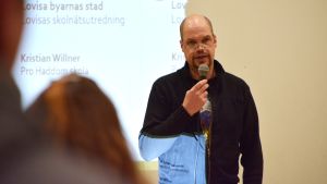 Kristian Willner från Lovisa berättade om hur man i fullmäktige där bestämde sig för att gå in för att bli "byarnas stad". Kristian Willner talar på invånarmöte.