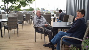 Thore Strandback och Ulla Roth tycker att det nya hamnkontoret i Östra hamnen i Hangö har lyckats över förväntan. De har hört bara positiva kommentarer. Thore Strandback och Ulla Roth trivs på hamnkontorets nya uteservering i Hangö.