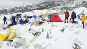 Rekordmånga bergsklättrare har i år fått tillstånd att bestiga Everest Skadat tältläger i det jordbävningsdrabbade området i Mount Everest