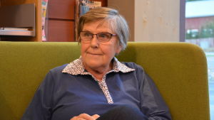 Anne Borg njuter av att lyssna då Pentti Vähätalo läser. Anne Borg lyssnar på Pentti Vähätalo då han läser i Kimito biblioteket.