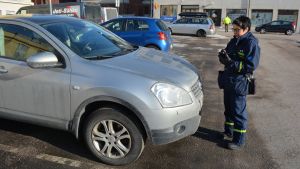 Parkeringsboten skrivs ut. borgå stads parkeringskontrollör susanne fredriksson