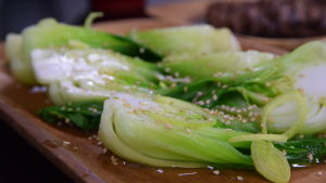 Marinerad bok choi på ett fat