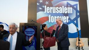 USA:s tillträdande ambassadör i Israel, David Friedman (till vänster i bilden) på en tillställning i Jerusalem i oktober 2016. USA:s tillträdande ambassadör i Israel, David Friedman (till vänster i bilden) på en tillställning i Jerusalem i oktober 2016.