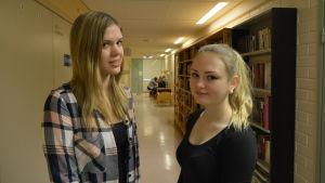 Moa Backholm och Amanda Åkersten, bägge från Korsnäs, går i gymnasiet i Petalax.