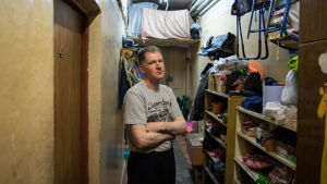 Det luktar mögel i korridoren. Igor Poddajev har också sett råttor där. Det luktar mögel i korridoren i bostadshuset i Moskva. Igor Poddajev har också sett råttor där.
