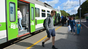Rälsbussens tider ändrar också under sommaren. Rälsbussen vid Ekenäs tågstation.