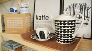 Svensk design. Kaffekoppar, kaffekanna och posters i butiken Fin form i Borgå.