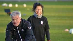 Käld instruerar, Rosa Maria Herreros följer med. Michael Käld instruerar, en leende Rosa Maria Herreros ser på.