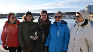 Barbro Löfgren tillsammans med promenadgruppen i Nordsjö. Damerna (fr. v.) är Teja Kollin, Carola Olenius, Margit Karjala, Barbro Löfgren och Dagmar Vuorenvirta Barbro Löfgren är 65+ coach och poserar med en grupp damer som promenerar varje vecka i Nordsjö, Helsingfors.