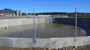 Också den här gödselbrunnen kommer att tömmas När Eurobulls anläggning byggs ut kommer det att finnas plats för 1600 tjurar. Därför behövs tre enorma gödselbrunnar.