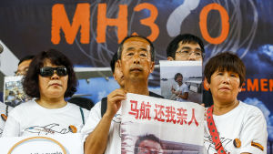 Anhöriga till passagerare ombord på flyg MH370 samlades till ett möte i Kuala Lumpur ett år efter att passagerarflygplanet försvann. Anhöriga till passagerare ombord på flyg MH370 samlas till ett möte i Kuala Lumpur ett år efter att passagerarflygplanet försvann.