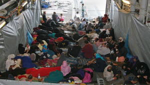 Båtflyktingar på väg mot Italien sommaren 2015 Räddade båtflyktingar ombord på tyskt fartyg.