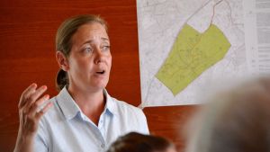 Stadsstyrelsens ordförande Mia Heijnsbroek-Wirén var också på plats på mötet som åhörare, men fick förklara hur saken hittills behandlats bland de förtroendevalda. Stadsstyrelsens ordförande Mia Heijnsbroek-Wirén på möte om vinkraftsverk.