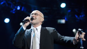 I can feel it comin´in the air tonight..... den Phil Collins låten kunde man inte höra på BBC-kanalerna i början av 90-talet. Phil Collins sjunger på scen.