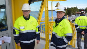 Mats Rosin och Kaj Jansson är nöjda med den nya hybridfärjan. Mats Rosin och Kaj Jansson ombord på hybridfärjan Elektra.