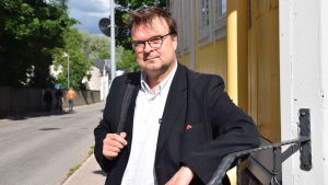 Henrik Grönroos är rektor på Västra Nylands folkhögskola som har devisen "bli den du är". Porträttbild på VNF-rektorn Henrik Grönroos.