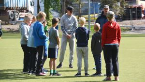 Proffsen ger några goda råd innan matchen. Richard och Fredrik Jensen spelar fotboll med Vårberga skolas elever.