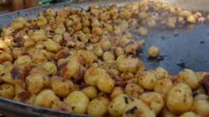 Alla i Nagu odlar inte potatis eller fiskar. Nystekta nypotatis blev pytt i panna på potatisfestivalen de vita päron i Nagu.