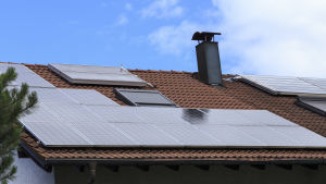 Staten stöder också andra miljövänliga energikällor för uppvärmning, såsom solenergi, med 2 500 euro. Ett hus med en massa solpaneler på taket.