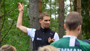 Portin jobbar som förbundstränare. Fredric Portin instruerar junior i terrängen i Pedersöre.