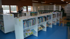 Ingå har ett nytt bibliotek, som har använts flitigt, men nu skär man ner på bokanslagen. Ingås nya bibliotek.