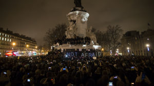 "Inte rädda" var en slogan i Paris efter Charlie Hebdo-attacken. Sedan kom ett attentat till. Tiotusentals samlades i Paris för att visa sitt stöd för Charlie Hebdo.