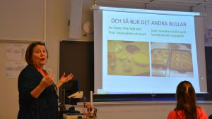 Hushållsläraren Anna-Maria Niskanen. Hushållsläraren Anna-Maria Niskanen i Ekenäs högstadieskola.