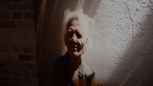 82-åriga Argiro är beroende av kyrkans mathjälp. Ett foto på 82-åriga Argiro som får mathjälp av kyrkan