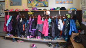 Hangö kan få ett tillskott av elever i skolorna om nya barnfamiljer flyttar till Hangö i jakt på jobb. Kläder och skor utanför ett klassrum i Hangöby skola.