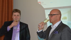 Vd John Lindqvist från VN Byggservice skålade med Risto Kyhälä, vd för Regatta Resorts, då det blev klart att VN Byggservice får bygga spaet i Hangö. Arkivbild från april 2015. John Lindqvist och Risto Kyhälä.