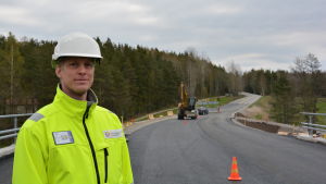 Broingenjör Ari Salo är nöjd med hur arbetet framskridit hittills. Broingenjör Ari Salo vid Rödhällsundets bro