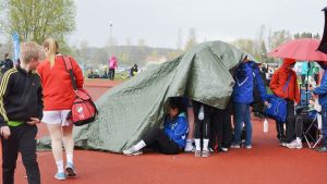 Regnet kom - då är det bäst att ta skydd. Regnet öser ner på Sjundeå Cup 2015