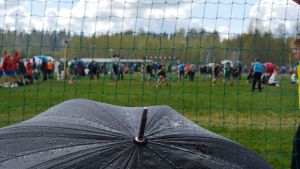 Men trots att regnet kom så fortsatte matcherna, så klart. Lite halare blev det på plan. Regnet öser ner på Sjundeå Cup 2015