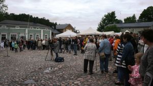Torget var fullt på torsdagen vid middagstid. Människor på rådhustorget i Borgå.