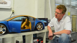 Den här bilen var ett slutarbete som Pasi Pennanen gjorde från The Royal College of Art i London år 1997. Den heter The North European Car och har en stomme och en del detaljer som är tillverkade av trä och aramidfiber. Pasi Pennanen visar ett arbete han gjorde redan år 1997, en bil med en sorts trästomme.
