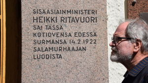 Enligt kriminologiprofessor Kauko Aromaa finns det också i dag en risk att en minister skulle skjutas på öppen gata. Kauko Aromaa vid minnesmärket över mordet på Heikki Ritavuori.