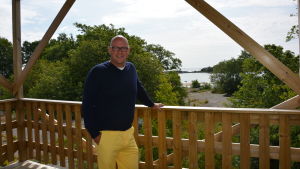 På tomten finns ett tillfälligt utkikstorn. Tornets två terrasser är lika högt uppe som golven i bostäderna kommer att vara, säger Kyhälä. På tomten finns ett tillfälligt utkikstorn. - Tornets två terrasser är lika högt uppe som golven i bostäderna kommer at vara, säger Kyhälä.