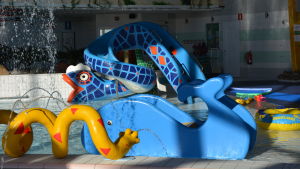 Den nya rutschbanan i form av en orm är tänkt för barn i dagisåldern. Den blå rutschbanan som föreställer en orm är ny på Tropiclandia i höst.