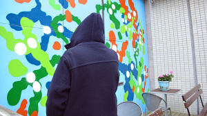Graffitikonstnären EGS vill fortsätta vara anonym, trots att han inte målar olagliga konstverk. Graffitikonstnären EGS har prytt väggarna på Österviksgatan 7 på Drumsö på två olika ställen.
