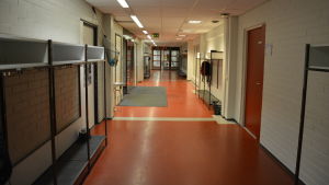 Viktigt att man inte prutar på städningen i skolorna. korridor i S.t Karins svenska skola