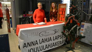 Tytti Saarela och Sirpa Hopeamaa har båda länge ställt upp för insamlingen. Julklapps insamling