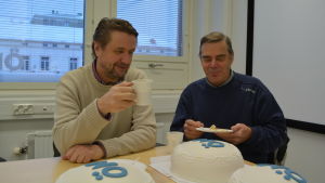 Rolf Reinholm och Erik Fagerroos tog sig tid för kaffe. Reinholm bor i Östersundom men vill ändå ha sin dos östnyländska nyheter. Rolf Reinblom(vänster), Erik Fagerroos(höger)