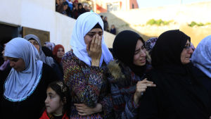 Anhöriga till de döda i Jenin sörjer på begravningen på söndagen. Palestinska kvinnor på begravning i Jenin på Västbanken.