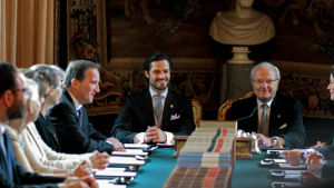 Prins Carl Philip och kung Carl Gustaf vid konseljen. Kung Carl Gustaf och prins Carl Philip vid konseljen på Kungliga slottet 3.3.2016.