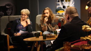 Ifjol gav Ami Aspelund poäng i De Eurovisa tillsammans med Paul Uotilas bandkompis Krippe Westerling. Ami Aspelund och Paul Uotila som gäster i De Eurovisa.
