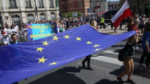 Trots att regeringspartiet i<br />
Polen har stort stöd har motståndet mot reformerna varit massivt. En del nya lagar har också fallit efter stordemonstrationer. Demonstration mot regeringen i Warszawa i maj 2016