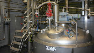 Produktionen på Fermion i Hangö går på högvarv. Blandare vid Fermions fabrik i Hangö.