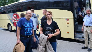 Peijo och Maja Siirilä framför världsarvsbussen