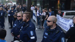 Polisen höll koll på läget. Demonstranterna var få. demonstration vid Itis på id al fitr 6.7.2016