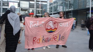 En trio som representerade Vänsterunga i Helsingfors spred kärlekens budskap. De tycker det är synd att folk vill förstöra en högtid med en demonstration. Kärlekstrio vid demonstration 6.7.2016